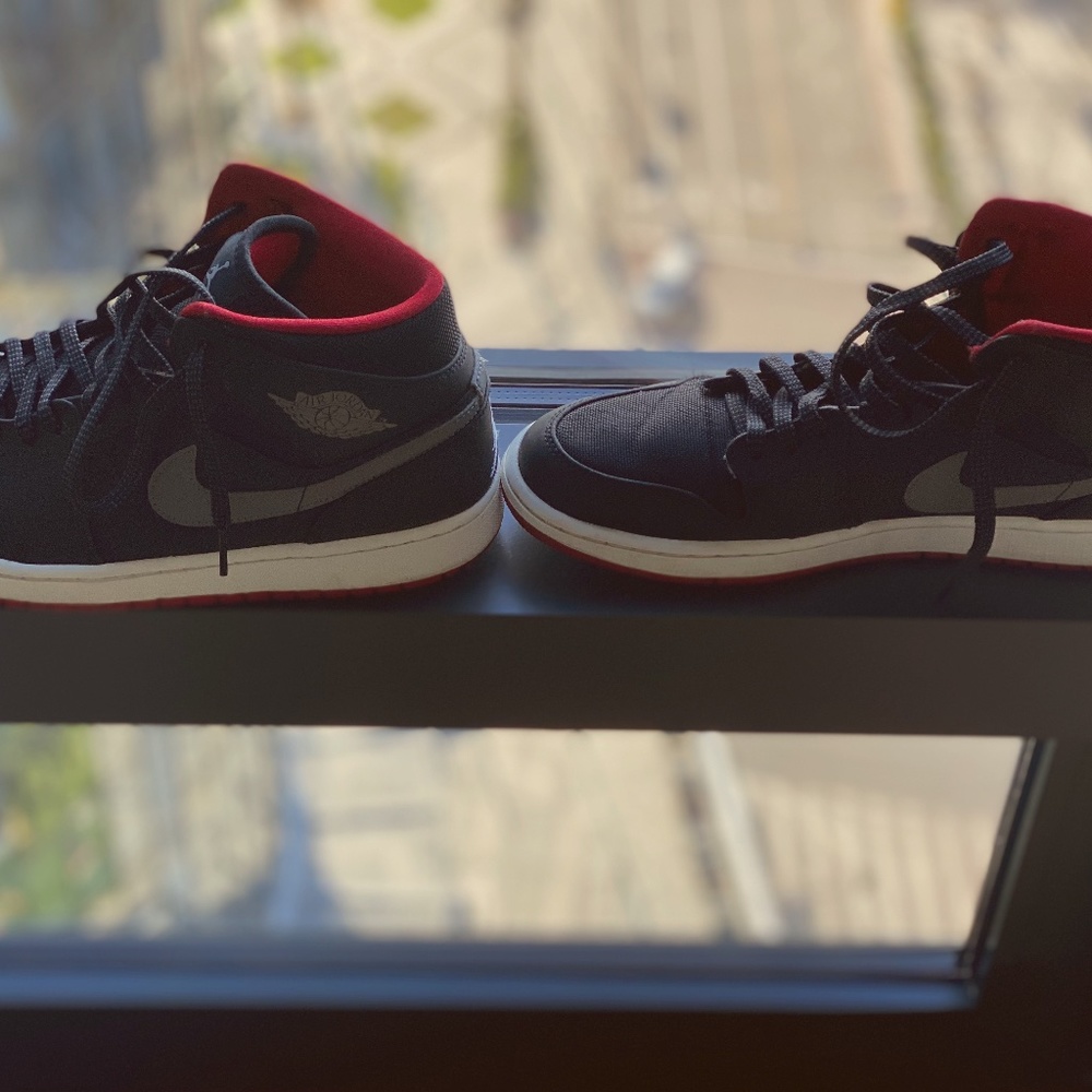 Jordan 1 Mid Black Cool Grey Gyn Red